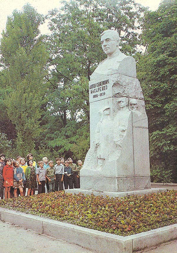 Памятник Макаренко в Харькове