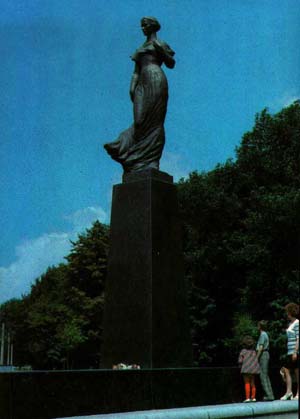 Памятник Украинке в Киеве