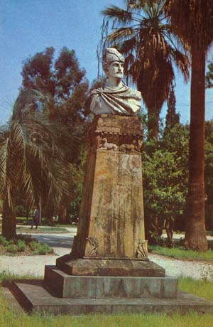 Памятник Руставели в Сухуми