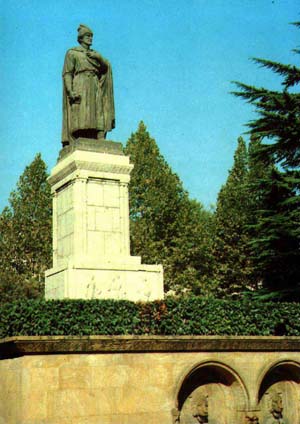 Памятник Руставели в Тбилиси