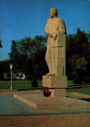 Памятник Горькому во Фрунзе