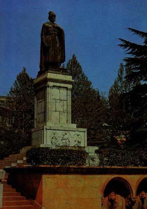 Памятник Руставели в Тбилиси