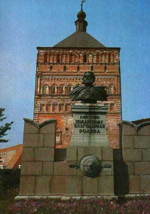 Памятник Пожарскому в Суздале